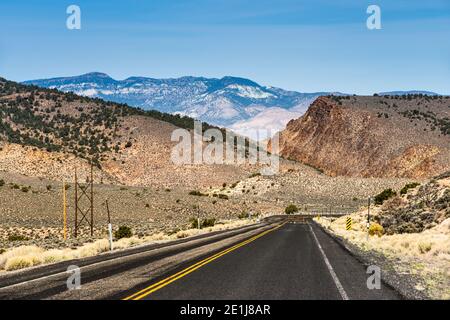 La route Loneliest Road (Hwy 50), au sommet de New Pass à Desatoya Mountains, Clan Alpine Mountains à distance, Great Basin Desert, à l'ouest d'Austin, Nevada Banque D'Images