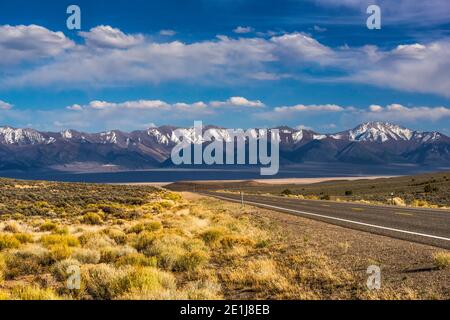 La route Loneliest Road (Hwy 50), au Sommet de New Pass dans les montagnes Desatoya, montagnes Toiyabe à distance, désert de Great Basin, à l'ouest d'Austin, Nevada, Etats-Unis Banque D'Images