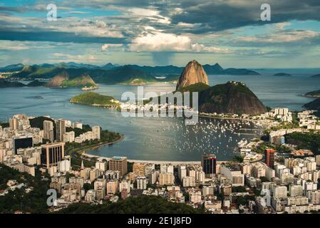 Vue célèbre de Rio de Janeiro avec le mont Sugarloaf, plage de Botafogo, baie de Guanabara Banque D'Images