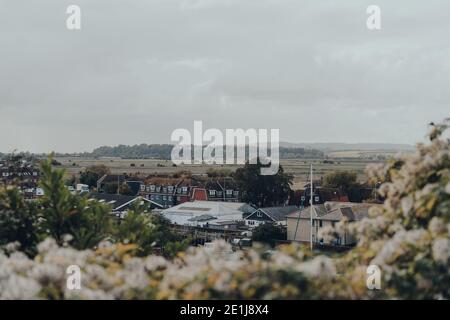 Seigle, Royaume-Uni - 10 octobre 2020 : vue panoramique sur la verdure depuis Watchbell Lane à Rye, l'une des villes médiévales les mieux préservées de East Sussex, Angleterre Banque D'Images