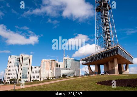 RASILIA, BRÉSIL - 3 JUIN 2015 : Tour de télévision de Brasilia. Il a été construit en 1967, la plate-forme d'observation a été ouverte en 1965. Banque D'Images