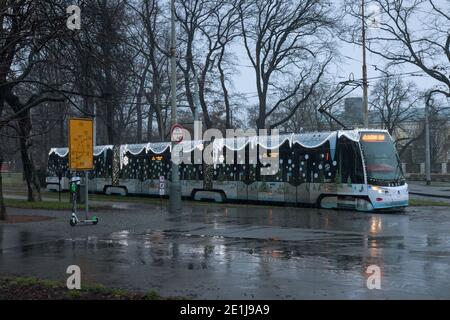 PRAGUE - 6 janvier : tram Skoda 15T avec décoration de Noël le 6 janvier 2021 à Vystaviste, Holesovice, Prague, République Tchèque. Banque D'Images