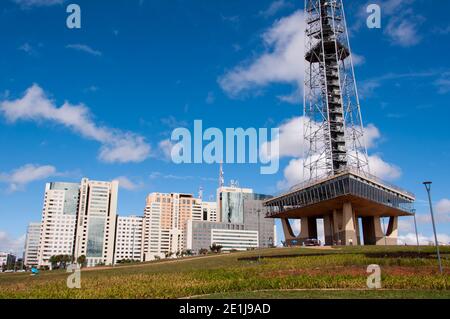 RASILIA, BRÉSIL - 3 JUIN 2015 : Tour de télévision de Brasilia. Il a été construit en 1967, la plate-forme d'observation a été ouverte en 1965. Banque D'Images