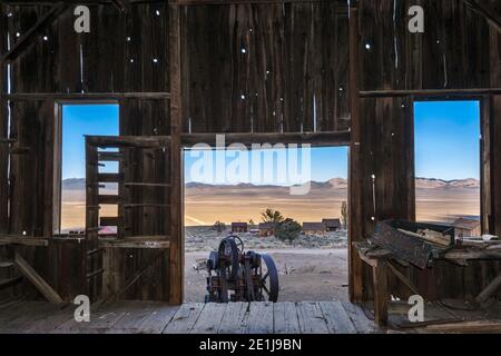 Vue à l'extérieur de machine Shop, Ione Valley in distance, mine d'argent, ville fantôme de Berlin, parc national de Berlin-ichthyosaur, Nevada, États-Unis Banque D'Images