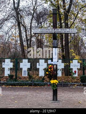 Les croix blanches sont un mémorial pour les victimes qui ont essayé de s'échapper de l'Allemagne de l'est quand la ville a été divisée par le mur, Mitte, Berlin, Allemagne Banque D'Images