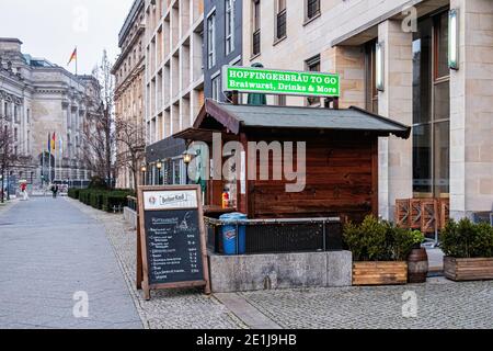 Hopfingerbrau to Go food & drinking stall vendant des en-cas & Gluhwein à Ebertstrasse, Mitte, Berlin, Allemagne Banque D'Images