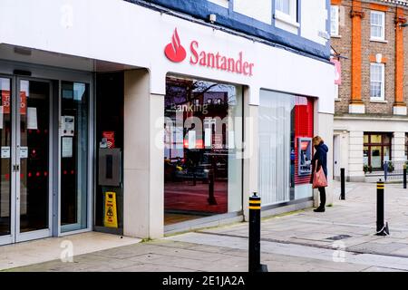 Leatherhead Surrey, Londres, Royaume-Uni janvier 07 2021, High Street Branch of Spanish Santander Retail Bank Banque D'Images