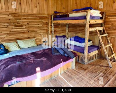 Photographie de lits superposés à l'intérieur d'un chalet en bois Banque D'Images