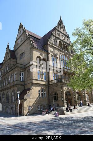 BIELEFELD,ALLEMAGNE-AVRIL 20:des personnes non identifiées se reposent sur les marches de l'hôtel de ville de Rathaus.avril 20,2019 à Bielefeld, Allemagne. Banque D'Images