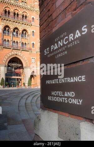 LockDown Londres le 2021 janvier, l'entrée déserte de l'hôtel St Pancras Renaissance dans le centre de Londres à la suite de la pandémie au Royaume-Uni Banque D'Images