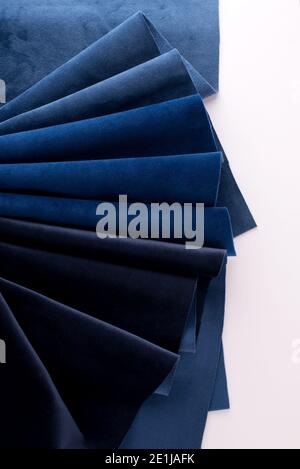 Velours bleu foncé. Arrière-plan de texture de tissu Banque D'Images