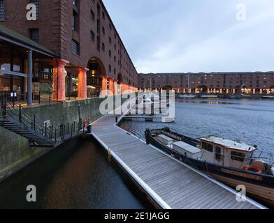 Les bâtiments de la zone Albert Dock de Liverpool sont éclairés Décorations de Noël sur les piliers Banque D'Images