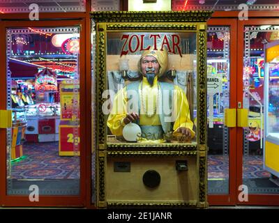 Zoltar la machine de parler de fortune en dehors d'un divertissement de Scarborough arcade la nuit Banque D'Images