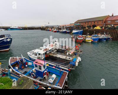 De petits bateaux de pêche amarrés dans le port intérieur de Scarborough, dans le Yorkshire Banque D'Images