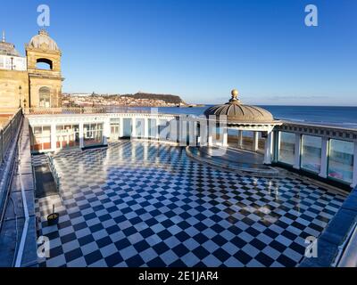 Le kiosque à musique du Scarborough Spa avec sa colonnade et ses damiers étage avec la ville au loin Banque D'Images