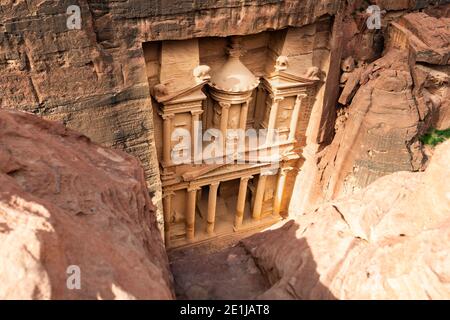 (Mise au point sélective) vue d'en haut, vue imprenable sur Al Khazneh (le Trésor) à Pétra pendant une journée ensoleillée. Banque D'Images