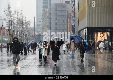 Chengdu, province chinoise du Sichuan. 7 janvier 2020. Les citoyens marchent dans la neige à Chengdu, dans la province du Sichuan, dans le sud-ouest de la Chine, le 7 janvier 2020. Chengdu a reçu une chute de neige jeudi. Credit: Liu Mengqi/Xinhua/Alay Live News Banque D'Images