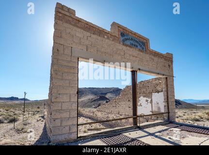 Ruine dans la ville fantôme de Rhyolite près de Beatty et la Vallée de la mort, dans le désert d'Amargosa, Nevada, Etats-Unis Banque D'Images