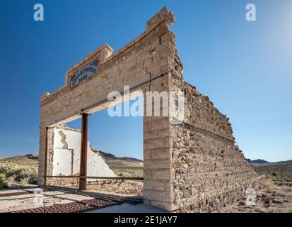 Ruine dans la ville fantôme de Rhyolite près de Beatty et la Vallée de la mort, dans le désert d'Amargosa, Nevada, Etats-Unis Banque D'Images