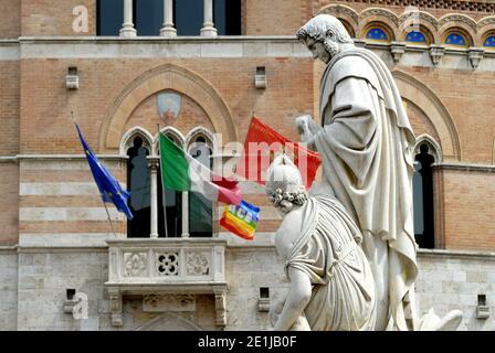 Grosseto, Toscane, Italie. Piazza Dante. Statue de Léopold II en face de Palazzo della Provincia Banque D'Images