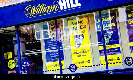 Leatherhead Surrey, Londres, Royaume-Uni janvier 07 2021, High Street Branch of William Hill Bookmakers Betting Shop Banque D'Images