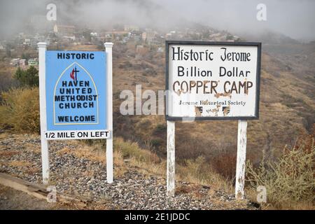 Jerome, Arizona. ÉTATS-UNIS 12/12/2020. A National Historical Landmark 1967, Jerome's Cleopatra Hill, tunnel / mine de cuivre à ciel ouvert boom des années 1890 à la chute des années 1950. Banque D'Images