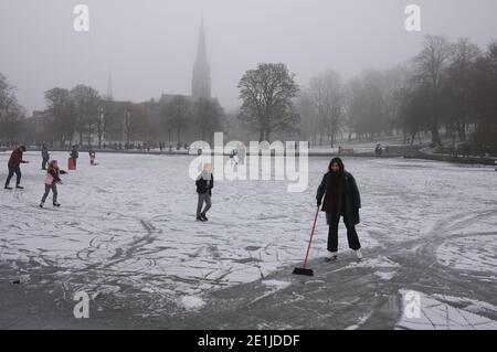 Glasgow, Royaume-Uni, 7 janvier 2021. Les femmes déneigement léger du sommet de la glace, afin qu'elle puisse skate sur glace, une évasion de verrouillage, lors d'un voyage à Queen's Park dans le sud de la ville. Crédit photo : Jeremy Sutton-Hibbert/Alay Live News Banque D'Images