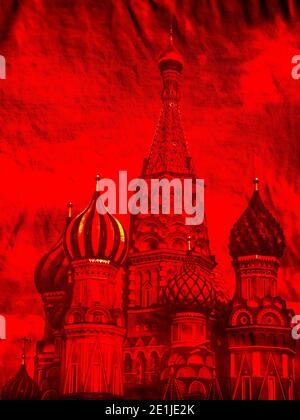 Dômes et tours de St, cathédrale de Basile sur la place Rouge, Moscou, Russie sur fond rouge texturé Banque D'Images