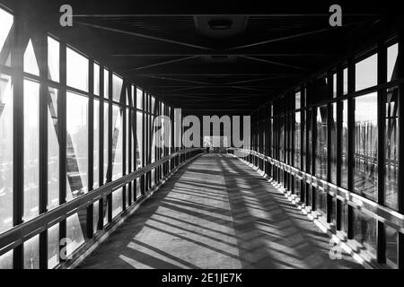 chemin piétonnier au-dessus de l'autoroute, lumière dorée créant des ombres Banque D'Images