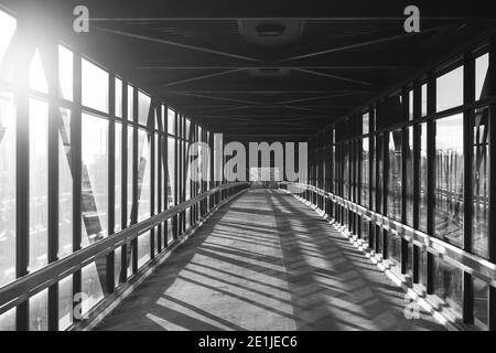 chemin piétonnier au-dessus de l'autoroute, lumière dorée créant des ombres Banque D'Images