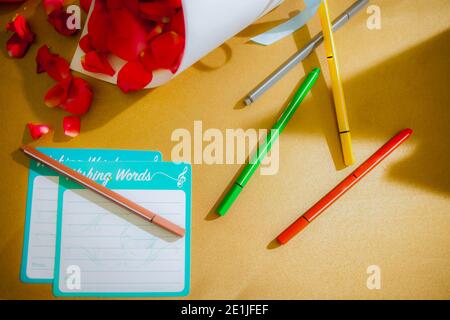 Bloc-notes vide pour l'écriture et stylos colorés avec rose Banque D'Images