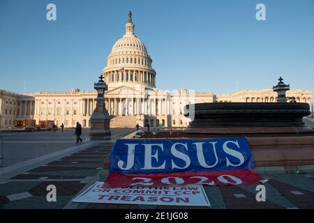 Le Capitole des États-Unis vu au lendemain de la matinée après une émeute de partisans de Trump qui ont pris d'assaut et vandalisé le Capitole des États-Unis alors que les votes électoraux étaient comptés lors d'une session conjointe du Congrès des États-Unis pour certifier les résultats de l'élection présidentielle de 2020. Washington, DC, le jeudi 7 janvier 2021. Crédit : Rod Lamkey/CNP/MediaPunch Banque D'Images