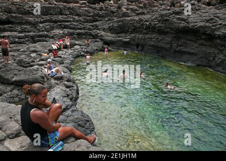 Buracona, le Blue Eye, les piscines naturelles de lave est une véritable attraction dans l'île de Sal, au Cap-Vert. Banque D'Images