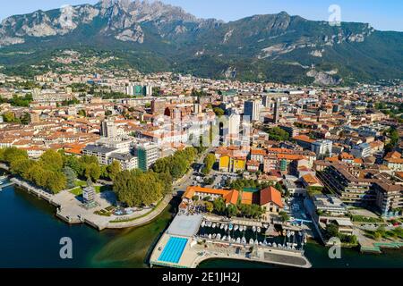 Lecco, Lac de Côme, Italie, vue aérienne panoramique de la ville Banque D'Images