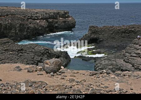 Buracona, le Blue Eye, les piscines naturelles de lave est une véritable attraction dans l'île de Sal, au Cap-Vert. Banque D'Images