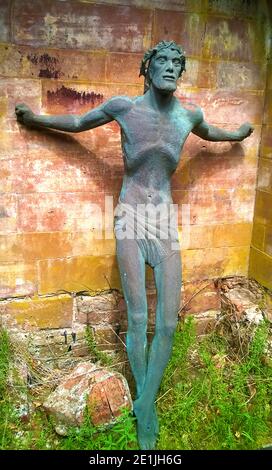 ABANDONNÉ et REJETÉ - CHRIST UNCRUCIFIED - BROUGHAM HALL, Penrith, Cumbria, Angleterre. ------- Pendant la restauration en 2017, cette figure chrétienne religieuse de Jésus-Christ (sans la croix) était à l'époque contre un mur dans une zone non restaurée du bâtiment. Construit et ajouté à plus d'une longue période du XIIIe siècle . Il a été sauvé de la délocalisation en 1985 et est maintenant l'un des plus grands projets de restauration de maisons de campagne . Le Hall a été acheté, par Christopher Terry, en 1985 et transféré, par lui, pour le prix d'un poivre en 1986 à la fiducie de bienfaisance de Brougham Hall Banque D'Images