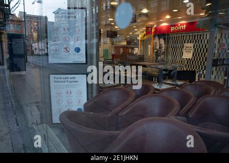 Manchester, Royaume-Uni, 7 janvier 2021. Chorlton Street Coach Station à Manchester est vu après que National Express a annoncé qu'il suspendrait l'ensemble de son réseau de services d'autocars à travers le Royaume-Uni à partir de lundi en raison des dernières restrictions de voyage Covid-19, Manchester, Royaume-Uni. Crédit : Jon Super/Alay Live News. Banque D'Images