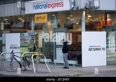 Manchester, Royaume-Uni, 7 janvier 2021. Chorlton Street Coach Station à Manchester est vu après que National Express a annoncé qu'il suspendrait l'ensemble de son réseau de services d'autocars à travers le Royaume-Uni à partir de lundi en raison des dernières restrictions de voyage Covid-19, Manchester, Royaume-Uni. Crédit : Jon Super/Alay Live News. Banque D'Images