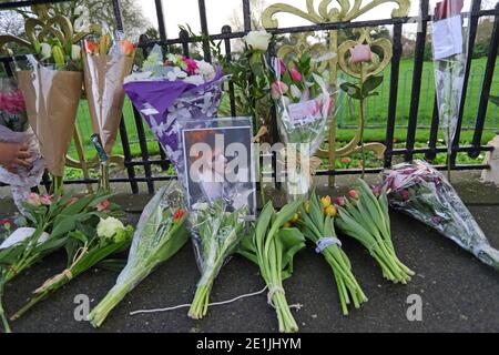 Beckenham, sud de Londres, 11 janvier 2016. Messages d'hommage et fleurs au kiosque du terrain de loisirs de Beckenham où, en août 1969, Bowie f Banque D'Images