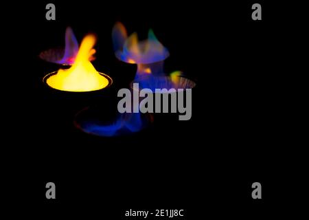 expérience chimique avec le feu. flammes multicolores dans l'obscurité. Banque D'Images