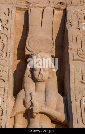 C'est le site d'Abu Simbel, classé au patrimoine mondial de l'UNESCO, près du Nil et de la ville d'Assouan. Avant le déplacement du monument, le monument était lentement enterré par le désert et c'est pourquoi vous pouvez voir des graffitis sculptés de soldats britanniques et français qui ont passé ce chemin au début des 1800 très haut sur des parties du monument. Comme pour Philae, il est devenu nécessaire de déplacer le monument en 1968 au-dessus du réservoir du barrage d'Assouan, en étant déplacé à 100m au-dessus de la ligne d'eau actuelle du barrage d'Assouan. Construit en 1200BC par Ramsès II, le temple est dédié à Ramsès II et à la reine Nefeteri Banque D'Images