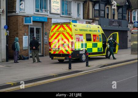 Slough, Berkshire, Royaume-Uni. 7 janvier 2021. Une ambulance arrive pour s'occuper d'un homme qui est écrasé dans la rue. Le nombre de cas positifs de Covid-19 dans Slough est en spirale hors de contrôle. Pour les sept jours jusqu'au 2 janvier 2021, les chiffres pour 100,000 habitants de Slough étaient de 1064.6, en hausse par rapport à 722.2. Le chiffre moyen dans toute l'Angleterre n'est que de 606.9 pour la même période. Crédit : Maureen McLean/Alay Live News Banque D'Images