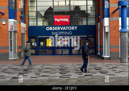 Slough, Berkshire, Royaume-Uni. 7 janvier 2021. Les amateurs de shopping se prominent devant le centre commercial Observatory. Slough a été beaucoup plus calme aujourd'hui le deuxième jour du nouveau confinement national Covid-19. Le nombre de cas positifs de Covid-19 dans Slough est en spirale hors de contrôle. Pour les sept jours jusqu'au 2 janvier 2021, les chiffres pour 100,000 habitants de Slough étaient de 1064.6, en hausse par rapport à 722.2. Le chiffre moyen dans toute l'Angleterre n'est que de 606.9 pour la même période. Crédit : Maureen McLean/Alay Live News Banque D'Images