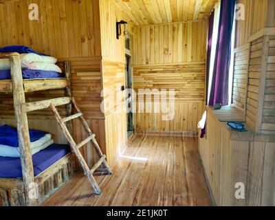 Photographie de lits superposés à l'intérieur d'un chalet en bois Banque D'Images