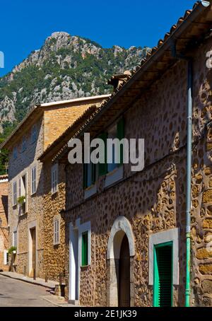 Maisons sous la chaîne de montagnes Serra de Tramuntana à Biniaraix un village dans le nord-ouest de Majorque une des îles Baléares d'Espagne. Banque D'Images