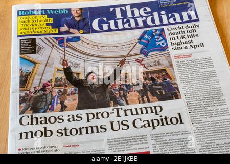 07 janvier 2021 la première page du Guardian avec le chaos des titres alors que la foule pro-Trump tempête le Capitole des États-Unis, avant la déclaration de Joe Biden comme gagnant des élections Banque D'Images