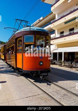 Tramway sur le tramway patrimonial Tranvia de Soller reliant Port de Soller et Soller dans le nord-ouest de l'Espagne, la ligne a ouvert ses portes en 1913. Banque D'Images