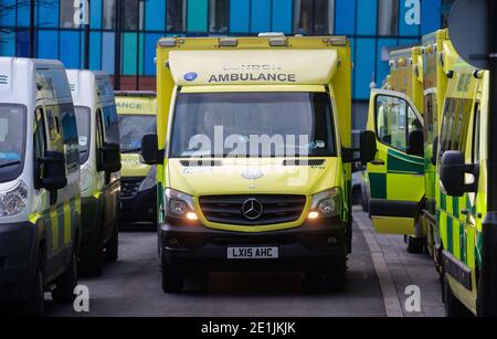 Londres, Royaume-Uni. 7 janvier 2020. Des lignes d'ambulances à l'extérieur de l'hôpital Royal London, le NHS étant soumis à de fortes pressions à mesure que les cas de Covid-19 augmentent. Le Royaume-Uni a fait un verrouillage national à la suite de la forte augmentation des cas de Covid. Plus de 2.8 millions de cas ont été confirmés au Royaume-Uni, avec plus de 77,000 décès. Crédit : Mark Thomas/Alay Live News Banque D'Images