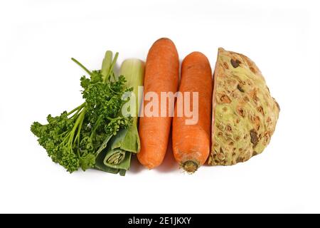 Bouquet de légumes contenant des carottes, des poireaux, du persil et de la racine de céleri isolés sur fond blanc. Vendu traditionnellement en bundlesin allemagne Banque D'Images