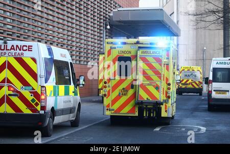 Londres, Royaume-Uni. 7 janvier 2020. Des lignes d'ambulances à l'extérieur de l'hôpital Royal London, le NHS étant soumis à de fortes pressions à mesure que les cas de Covid-19 augmentent. Le Royaume-Uni a fait un verrouillage national à la suite de la forte augmentation des cas de Covid. Plus de 2.8 millions de cas ont été confirmés au Royaume-Uni, avec plus de 77,000 décès. Crédit : Mark Thomas/Alay Live News Banque D'Images